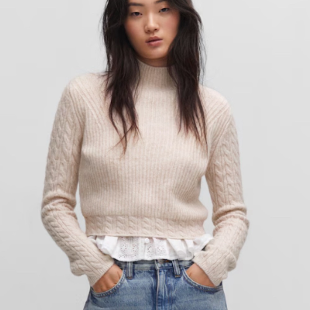 Thick knitted fabric. Braided details. Straight design. Crop design. Perkins col